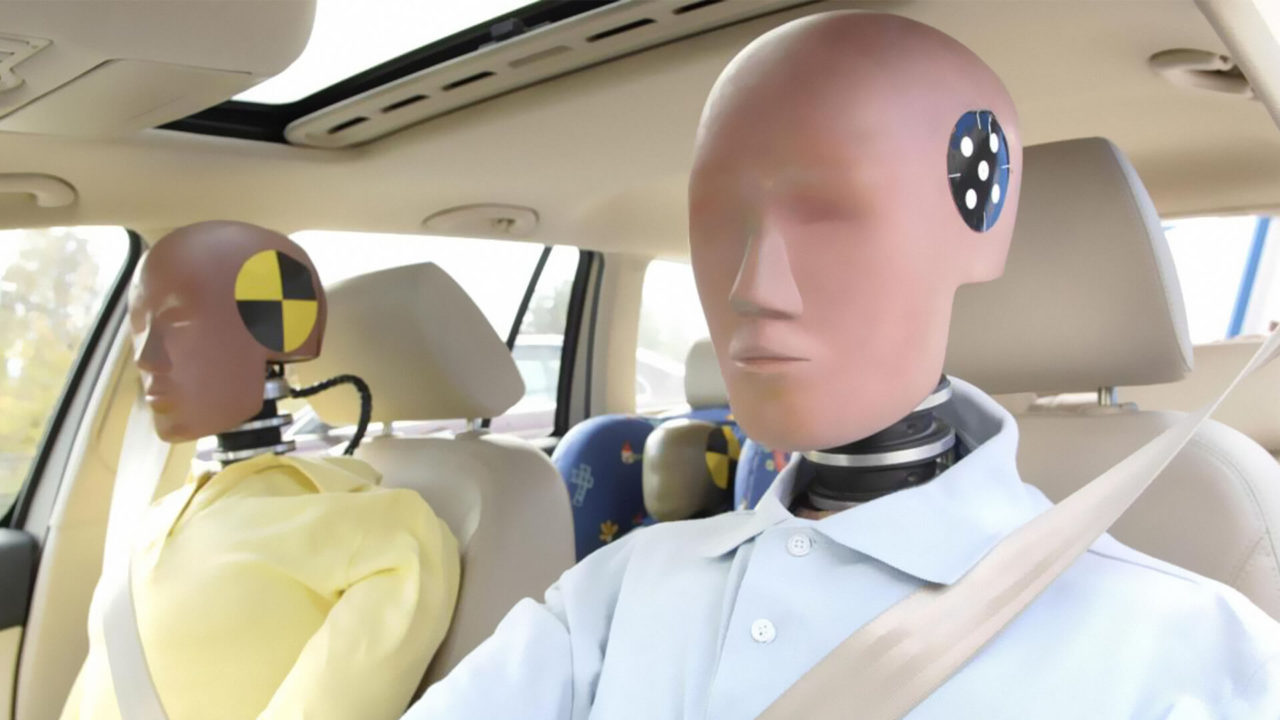 Самый безопасный человек. Сказочный манекен в машине. Training Dummy for car crashes. Картинка сбегающий манекен из автомобиля. Dummy in the car.